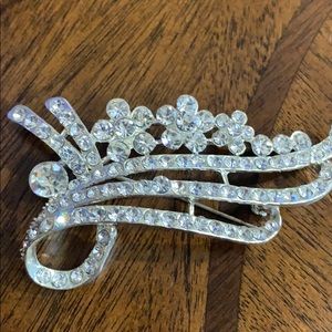 💎 Gorgeous Silver Brooch with rhinestones